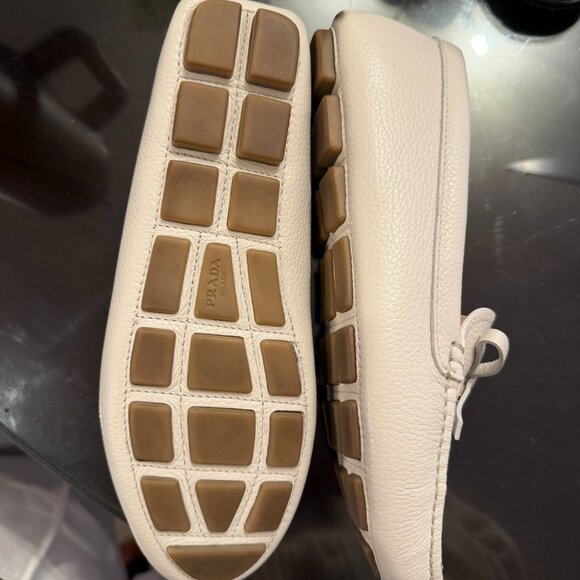 🤍 PRADA WOMEN’S WHITE LEATHER DRIVING LOAFERS — GOLD LOGO DETAIL - Picture 2 of 3